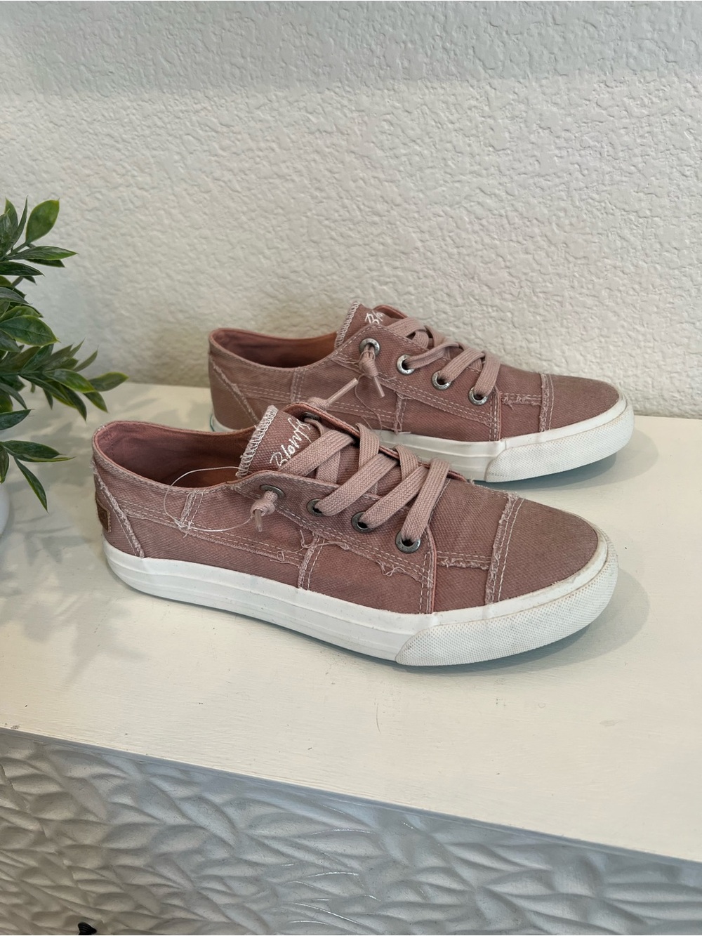 NWOT Casual Blush Pink Low-Top Canvas Sneakers - Blowfish